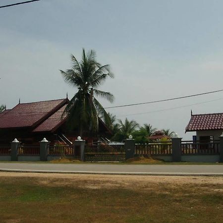Bayu Beach Penarek Kampung Penarik Kültér fotó