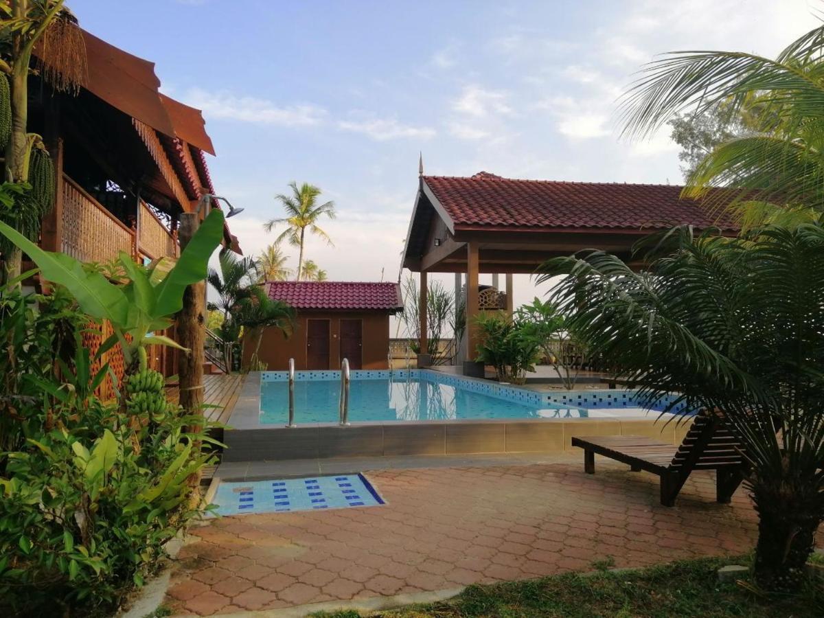 Bayu Beach Penarek Kampung Penarik Kültér fotó