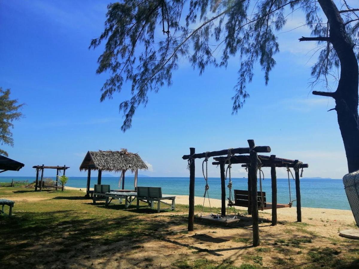 Bayu Beach Penarek Kampung Penarik Kültér fotó