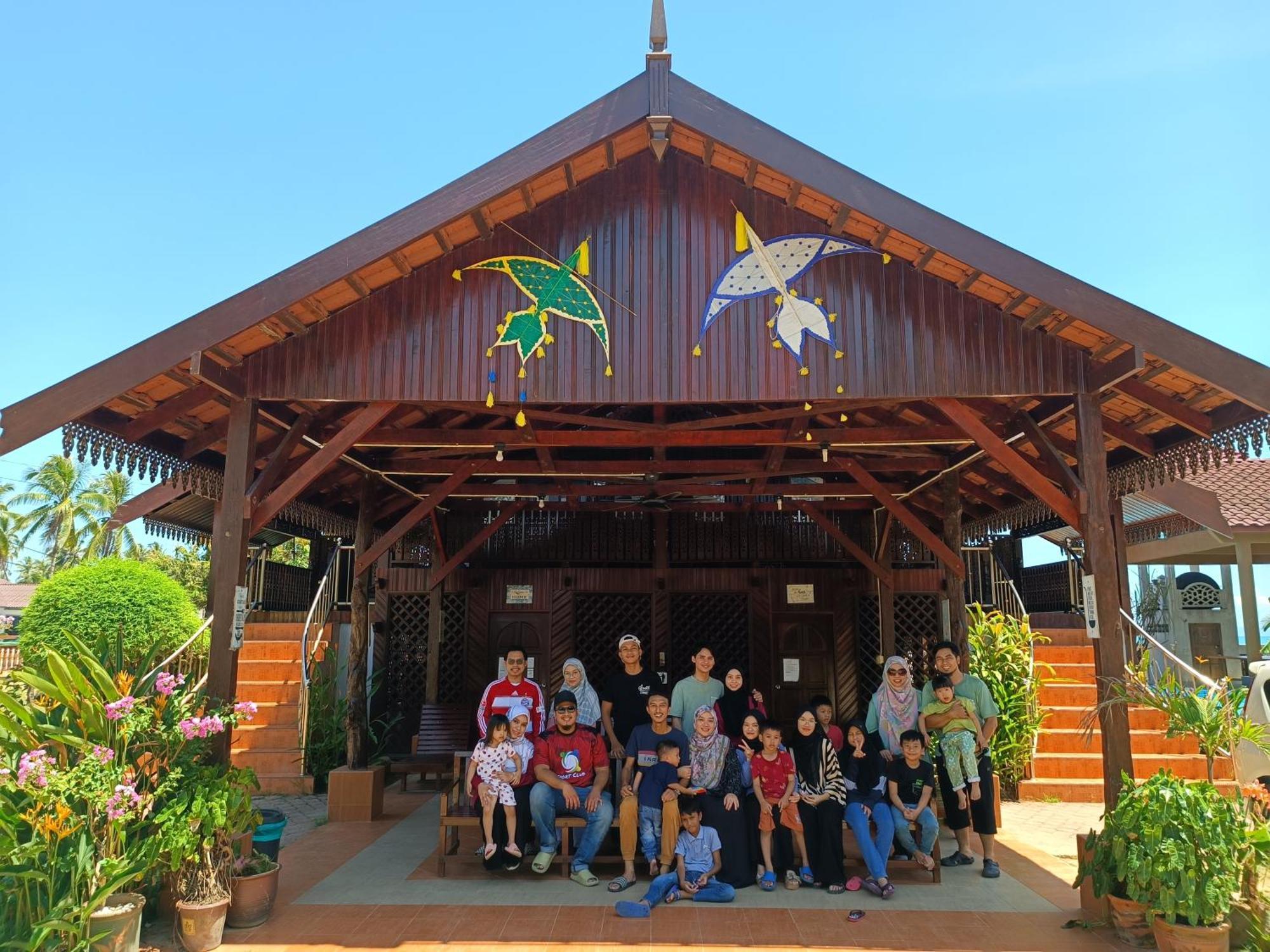 Bayu Beach Penarek Kampung Penarik Kültér fotó
